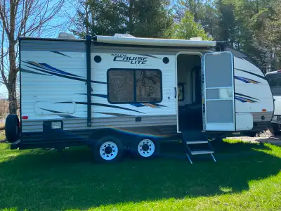 Travel trailer, dual axle, sleeps 4, easy to lift Murphy bed, AC, furnace, TV, microwave, big washro...