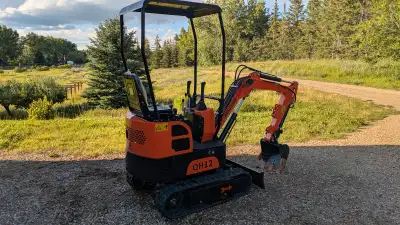 Like new Mini Excavator (only 6 hours) Runs great. Comes with the thumb attachment and an unused 32"...