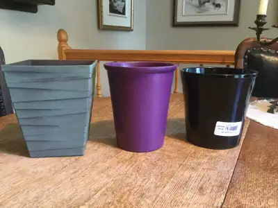 3 pots pour mettre une ORCHIDEE. LES POTS de HOME DEPOT - je vend mes 3 pots je n ai plus les fleurs...