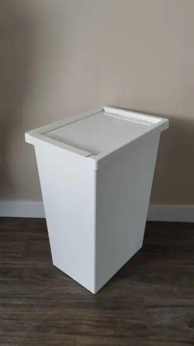 Clean white rectangular storage bin. Used to store my clean sheets set. 21x11x15in (h ,w, l), 42L/11...