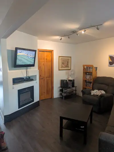 Belle chambre à louer dans un beau et grand 4 1/2. L'appartement est meublé et tout est inclus dans...