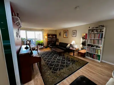LARGE ROOM FOR RENT IN LARGE CONDO NEAR UTM (FEMALE ONLY) AVAILABLE MAY 1 – A FEMALE tenant (prefera...
