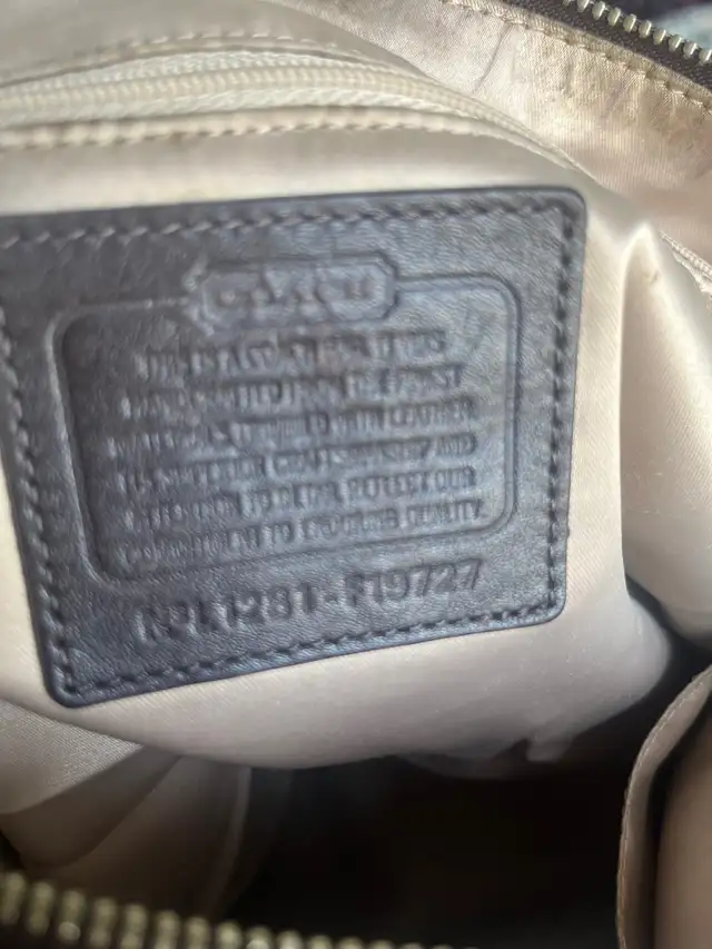 Coach Women's Vintage Brown Crossbody & shoulder Bag in Women's - Bags & Wallets in Mississauga / Peel Region - Image 9