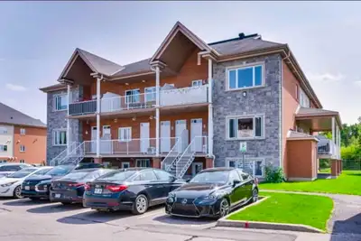 Bright 1-Bedroom Condo | Prime Location Near Agora Plateau Welcome to this bright and well-maintaine...