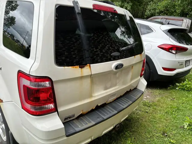 Mechanic Special – 2012 Ford Escape V6 AWD – 108,000 km – Runs G in Cars & Trucks in City of Montréal - Image 2