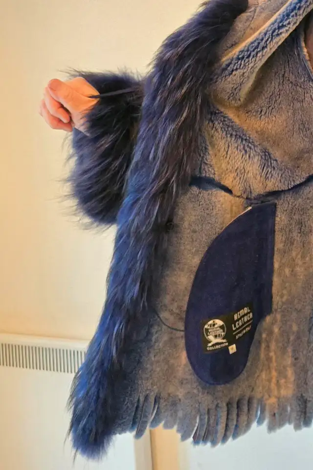 Real Leather/Fur Jacket - Medium in Women's - Tops & Outerwear in City of Montréal - Image 4