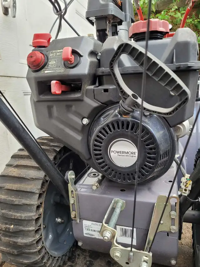 Yardworks 24" snowblower  in Snowblowers in Kitchener / Waterloo - Image 6