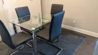 Modern dining table with 4 chairs (extensible)