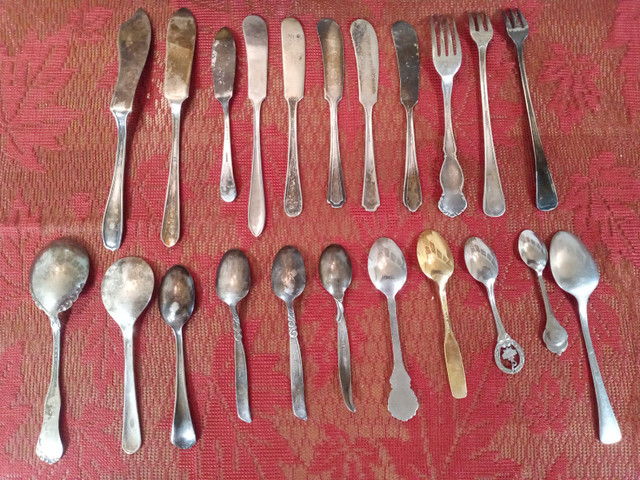 Vintage cutlery spoons knives and forks. in Arts & Collectibles in Belleville - Image 2