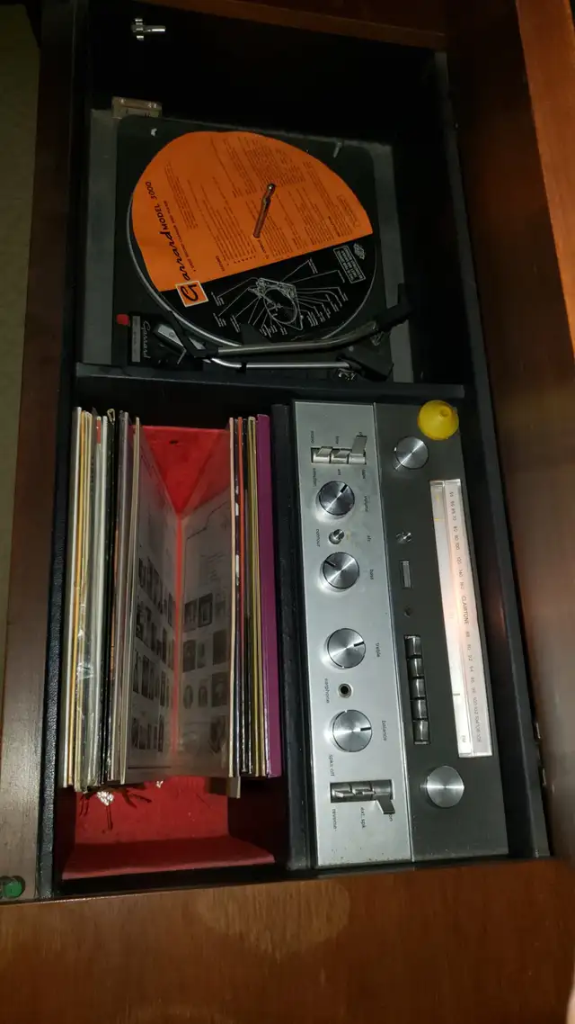 Vintage stereo turntable console in TV Tables & Entertainment Units in City of Toronto - Image 3