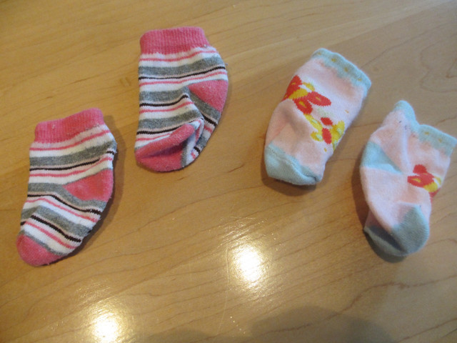 Deux paires de chaussettes bébés fille taille naissance (C148) dans Vêtements - 0 à 3 mois  à Ville de Montréal - Image 2