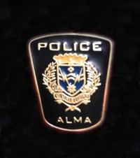 épinglette de la police d'Alma recherché