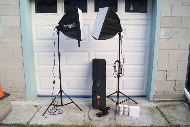 Westcott Basics 2-Light Softbox Kit in Cameras & Camcorders in City of Toronto