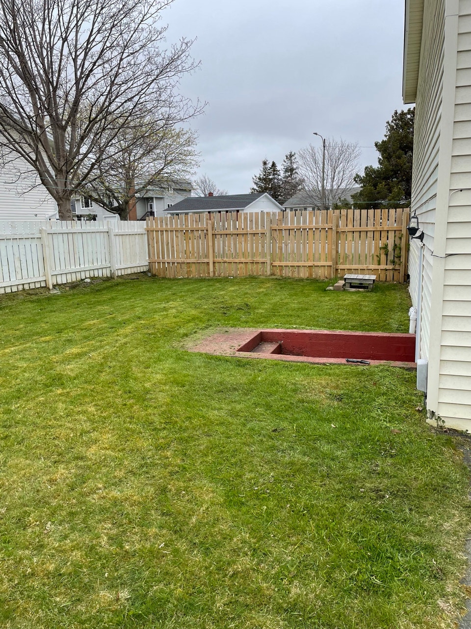 House detached 3 BR w/ recroom 2