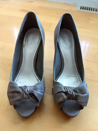 Souliers a talon haut pour femme  grandeur 37 ou 7, View more