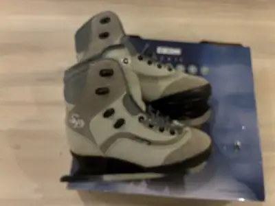 WOMENS ICE SKATES SIZE 7, View more