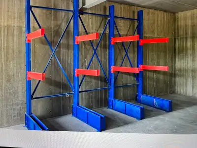 Heavy Duty Single Sided Cantilever Racking ! This heavy duty racking system facilitates easy manual...