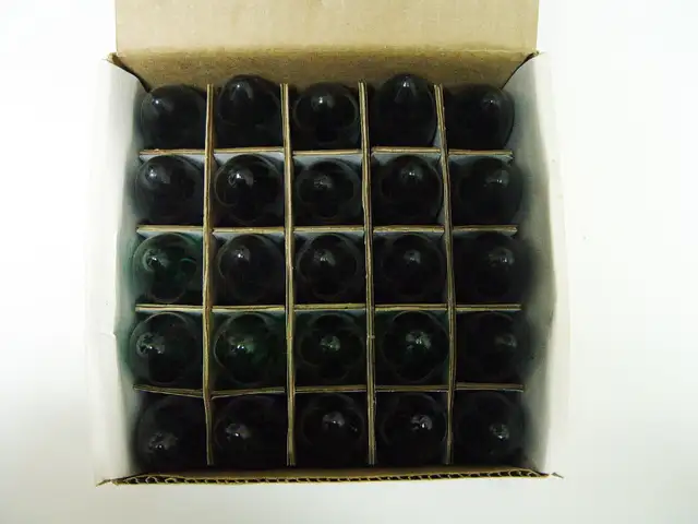 Box 25 Noma Colorbright C-9 Green Christmas Bulbs (Fort Erie) in Arts & Collectibles in St. Catharines - Image 4