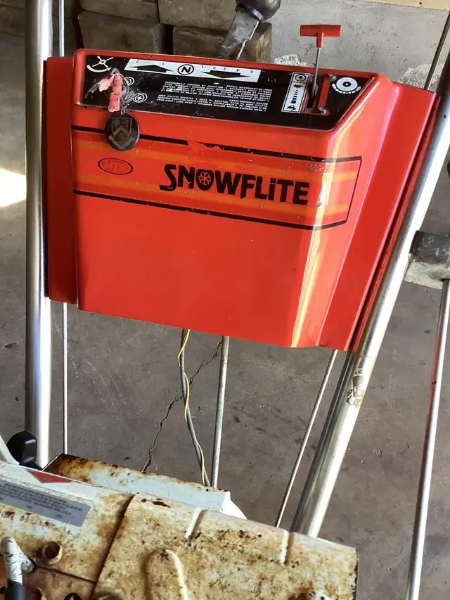  Snowblower for sale in Snowblowers in Kitchener / Waterloo - Image 4