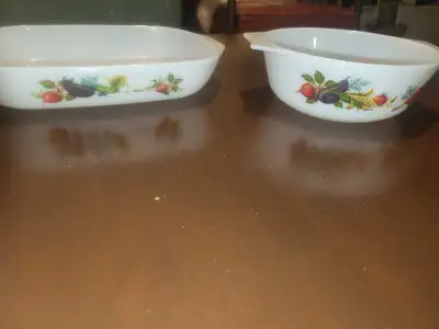 Cet ensemble de deux pièces Pyrex vintage présente le motif classique 'Market Garden' et est en exce...