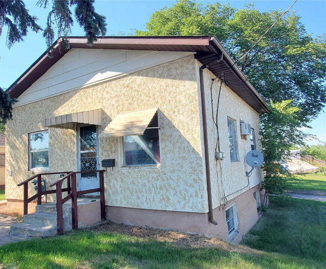 New renovated single house with detached garage in Swift Current Long