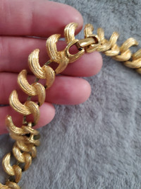 Gold tone collar necklace.  Medium weight.  Excellent quality.