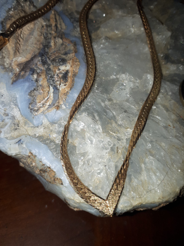 Solid 10k solid gold herringbone flat V Chain 9.79grams in Jewellery & Watches in Ottawa - Image 2