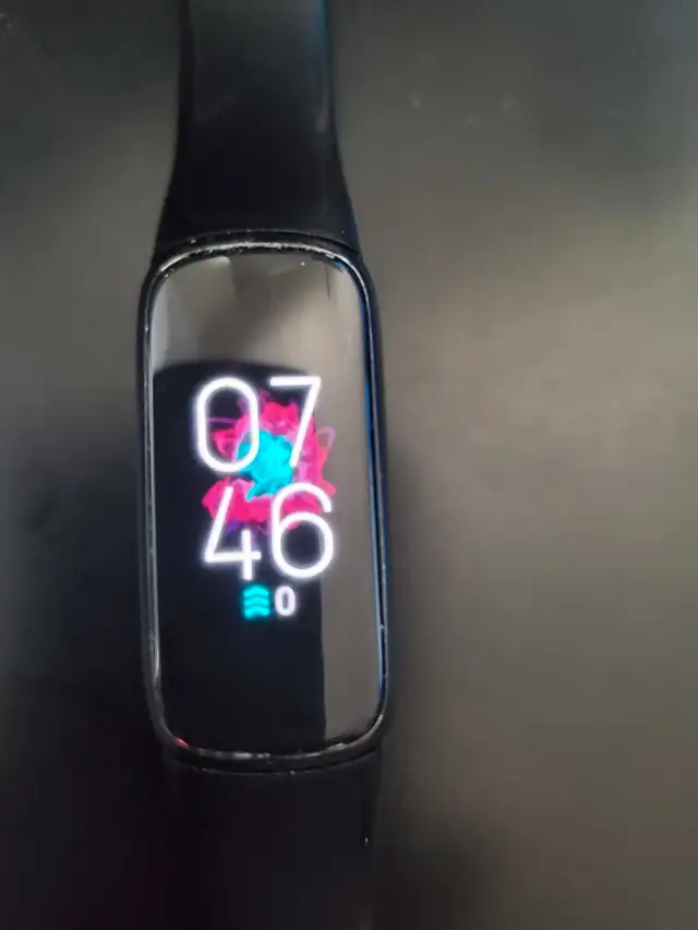 Fitbit Luxe fitness tracker in Exercise Equipment in Kitchener / Waterloo - Image 2