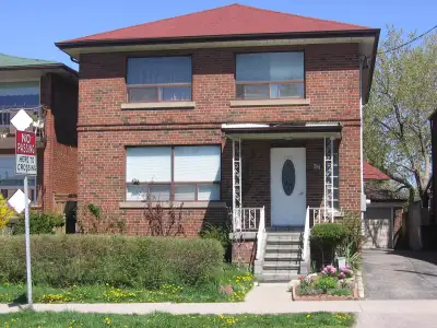 Royal York/Evans. Bright room for rent in Etobicoke