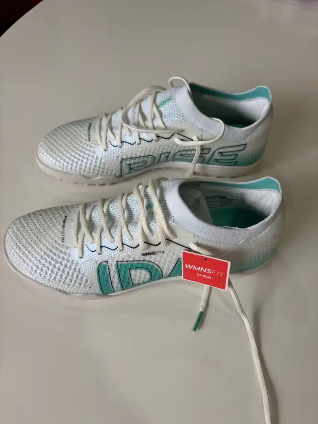 IDA Rise women’s size 8 indoor soccer shoes in Soccer in Kitchener / Waterloo - Image 2