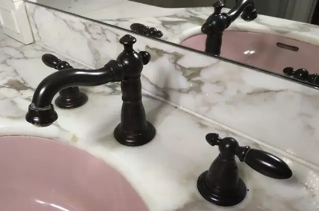 Bathroom Sink Faucet Set- Classic, Antique Bronze, Pair in Bathwares in Markham / York Region - Image 4