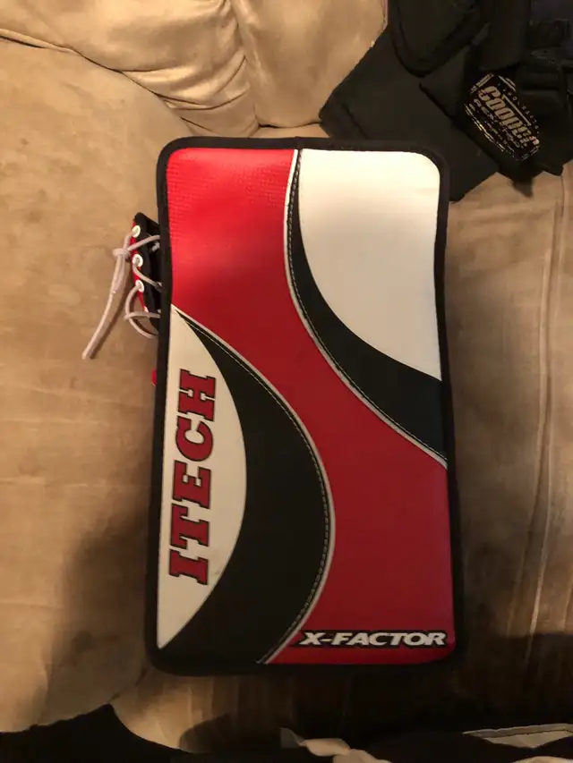 Goalie equipment in Hockey in Markham / York Region - Image 3