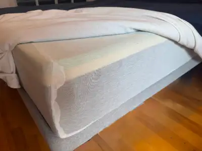 Matelas et sommier Queen avec pattes en bois noir., View more