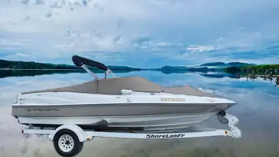 Découvrez ce superbe bateau Regal Marine, un bateau bowrider, parfait pour des journées inoubliables...