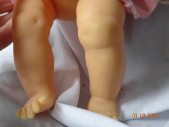 Betsy Wetsy by Reliable,Canada,13inch,jointed,vinyl body,nurser in Arts & Collectibles in Kelowna - Image 3