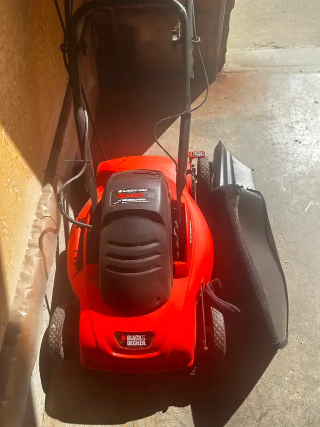 Black&Decker 18'' Electric Lawn Mover in Lawnmowers & Leaf Blowers in Edmonton - Image 2