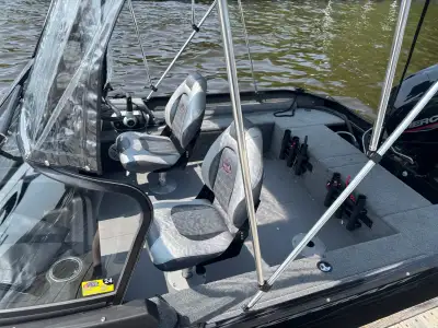 Princecraft Holiday DLX max 2021 Bateaux livré le 27 juillet 2021 Moteur Mercury 60 hp. Environ 125...