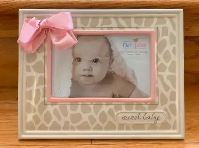 Nat and Jules Baby Girl Giraffe Photo Frame holds 4”x 6” photo Brand New with Original Box (Retails...