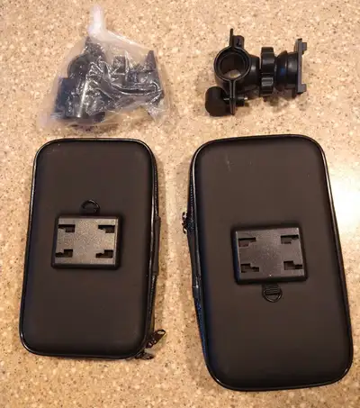 Supports de téléphone pour moto, scooter, vtt, quad.. De style étui. 1- étui (médium) $15 neuf 2- ét...