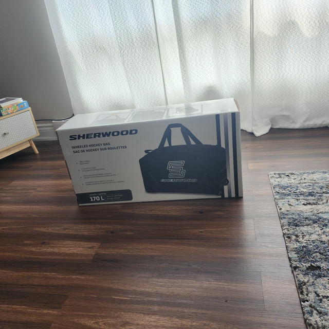 Sherwood hockey bag with wheels in Hockey in Ottawa