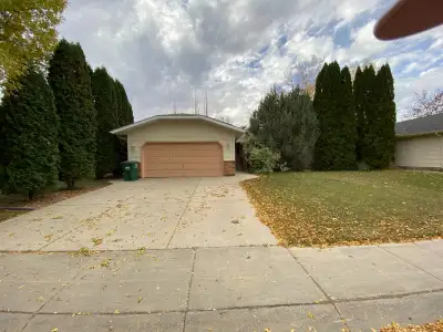 Erindale single house for rent, quite and decent location, walking distance to schools. near park an...