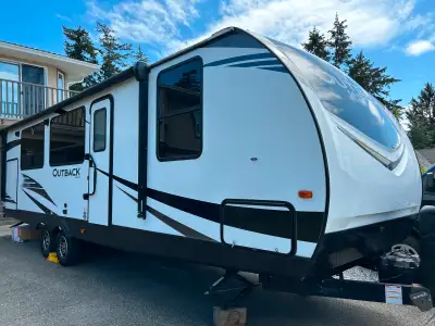 Rear bath, mid-living, outside entertainment. Weight 6004LBS, 32’6” length. Excellent condition, lig...