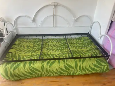 Well made twin day bed with 2nd twin frame that rolls under or pops up to same height. Great for sle...