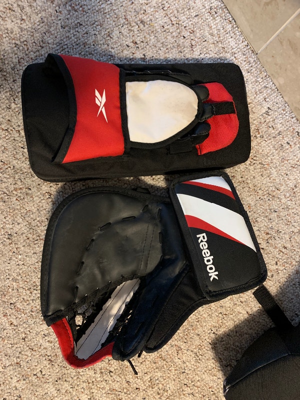 Reebok Youth Goalie Pads (27”) Set with Mask Hockey Guelph Kijiji