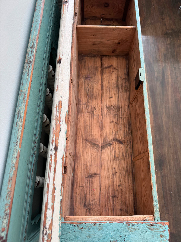 Antique Pine Hungarian Storage Bench With Old Blue & White Paint dans Art et objets de collection  à Ville de Montréal - Image 3