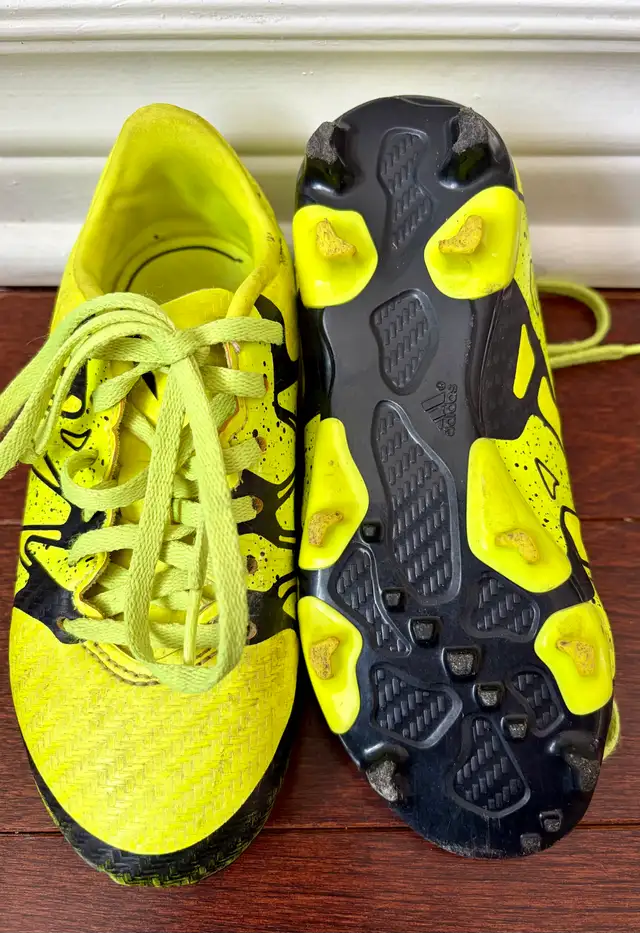 soccer shoes - kids size 10.5 in Soccer in Ottawa - Image 3