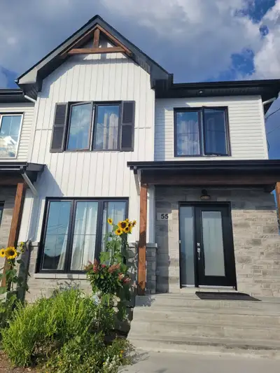 MAISON DE VILLE NEUVE À LOUER | SAINTE-CLOTILDE 2 200 $ / MOIS Disponible dès le 1er novembre 2026 ✨...