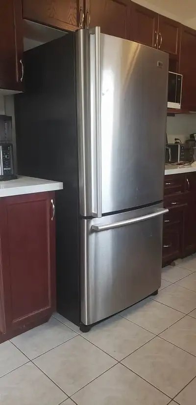 In a perfect working condition Model: LRBN20514ST 69"(H) x 30"(W) x 30"(D) Excluding handles Door co...