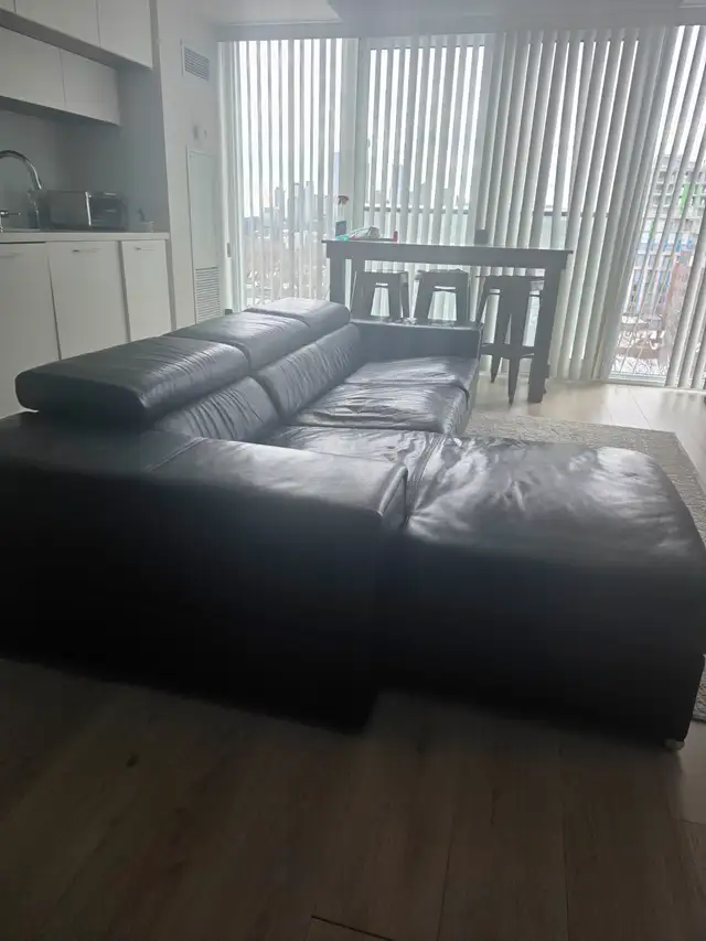 Natuzzi Italia Leather Sofa Avana—Modern Design with Adjustable in Couches & Futons in City of Toronto - Image 3