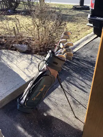 Full set of golf clubs with bag Right hand Good condition $25